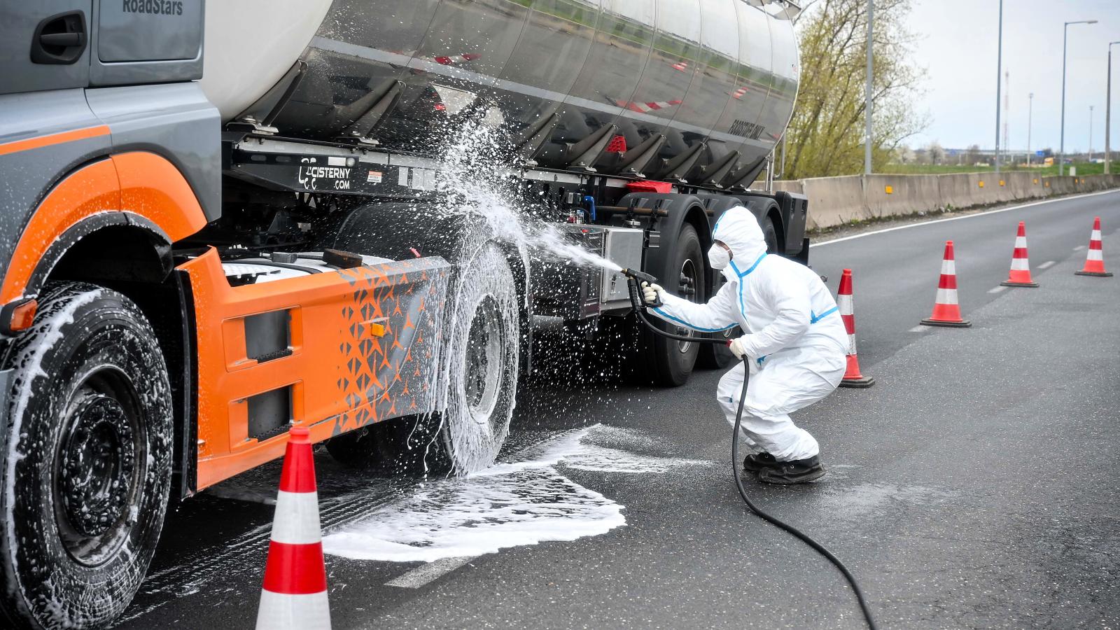 A tejszállító kamionokat is fertőtlenítik a betegség megfékezésére