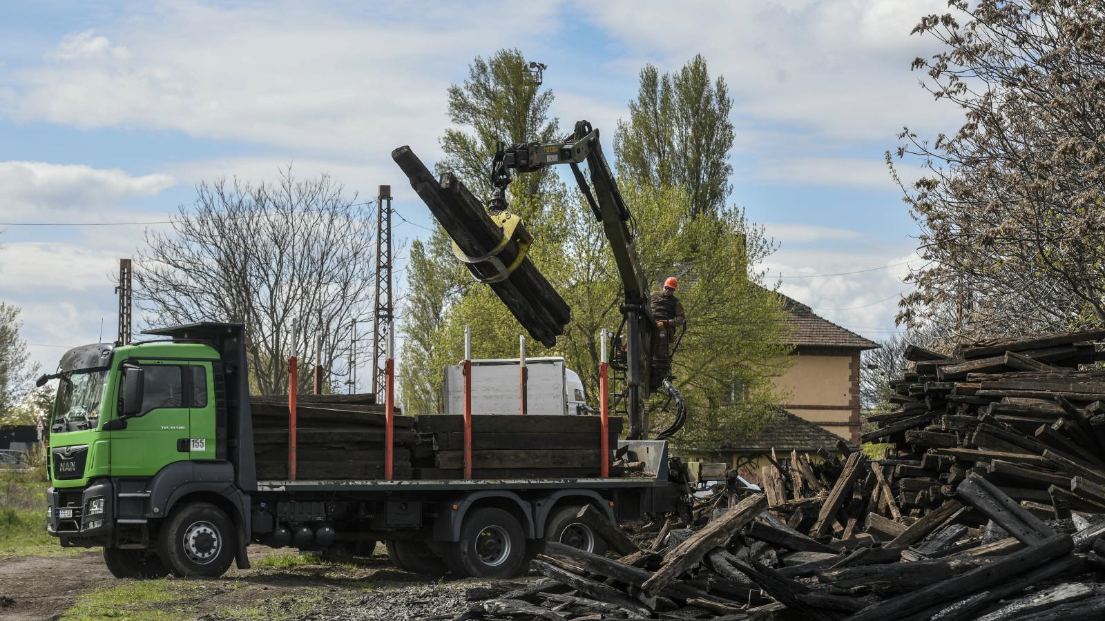 Pakolják a vasúti talpfákat. Az elhanyagolt vasúti területen évek óta nem tapasztalt munka folyik