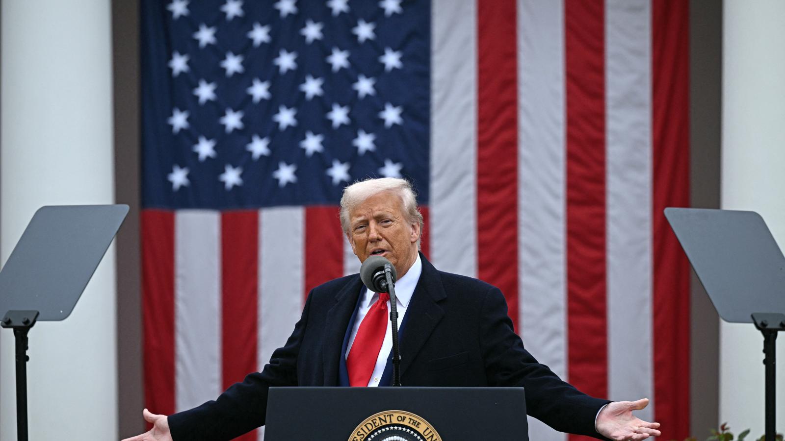 Donald Trump az alapvám bevezetéséről tartott sajtótájékoztatón április 2-án 