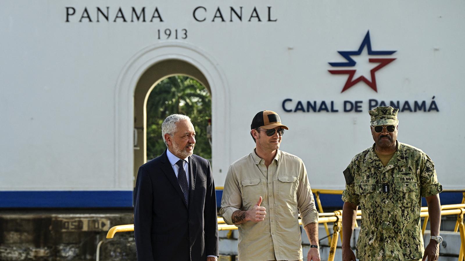 Pete Hegseth (középen) 2025. április 8-án a Panama-csatorna Miraflores-zsilipjénél tett látogatást