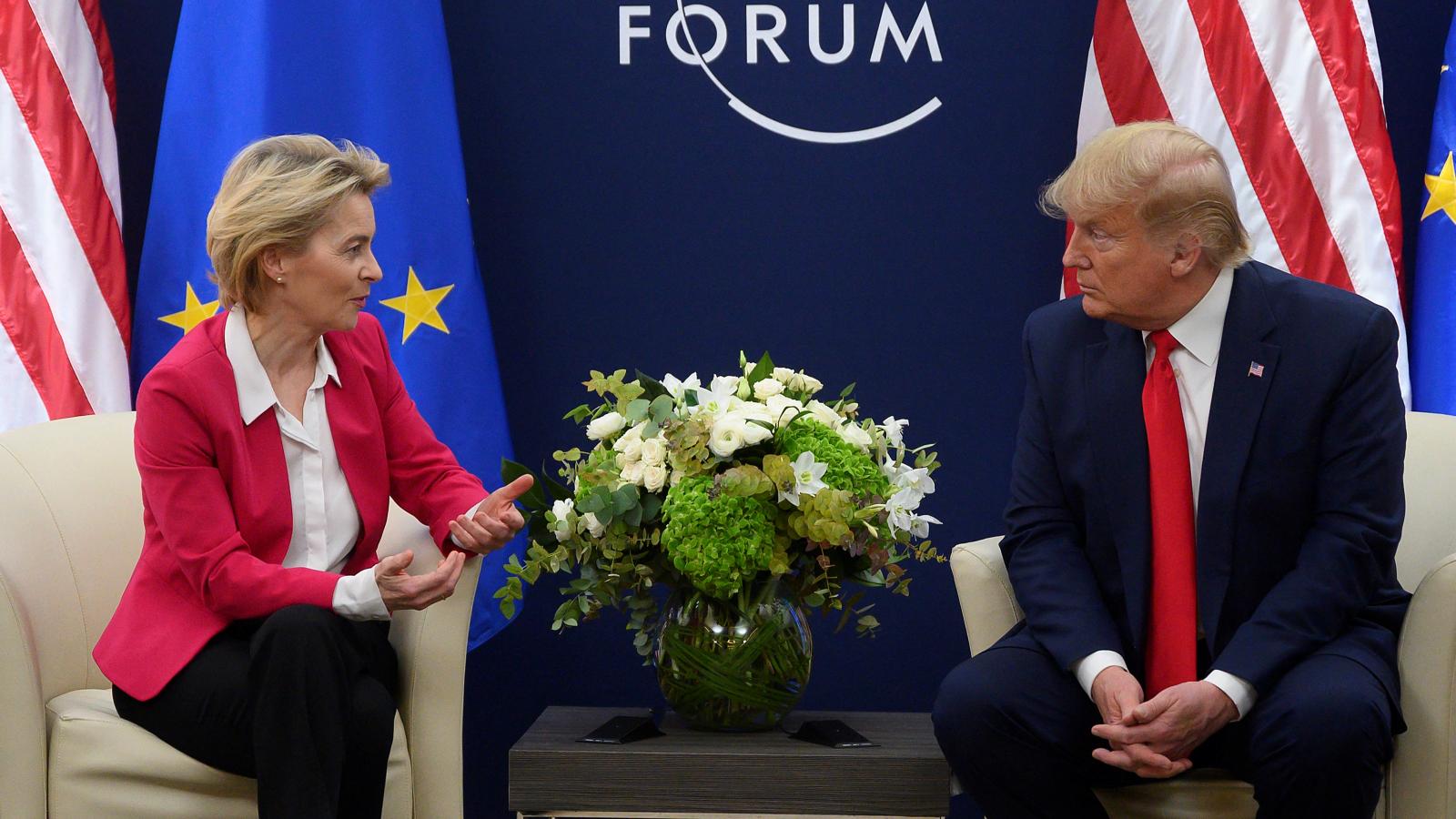 Ursula von der Leyen bizottsági elnök és Donald Trump 2020. január 21-én Davosban
