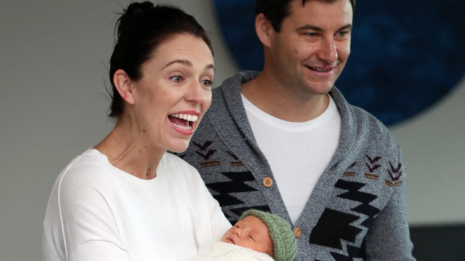 Új-Zéland előző miniszterelnöke, Jacinda Ardern és partnere kislányukkal az aucklandi kórház előtt 2018-ban