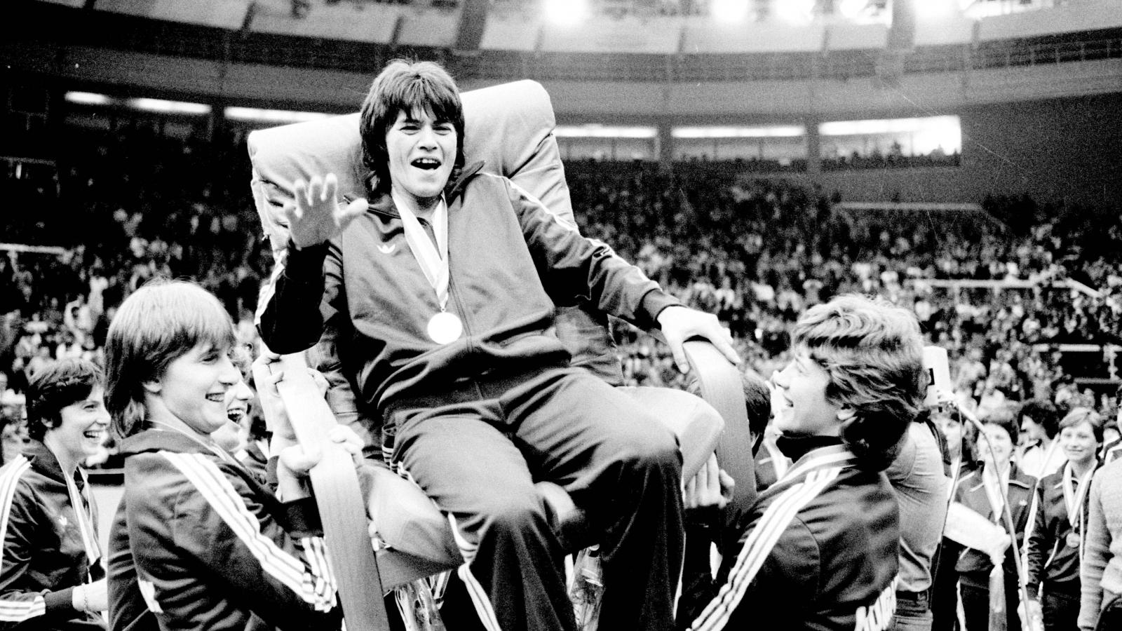 Társai is elismerték: 1982. decemberében székén magasba emelve ünnepelték, miután átvette a különdíjat a vb hatos döntőjében nyújtott teljesítményéért