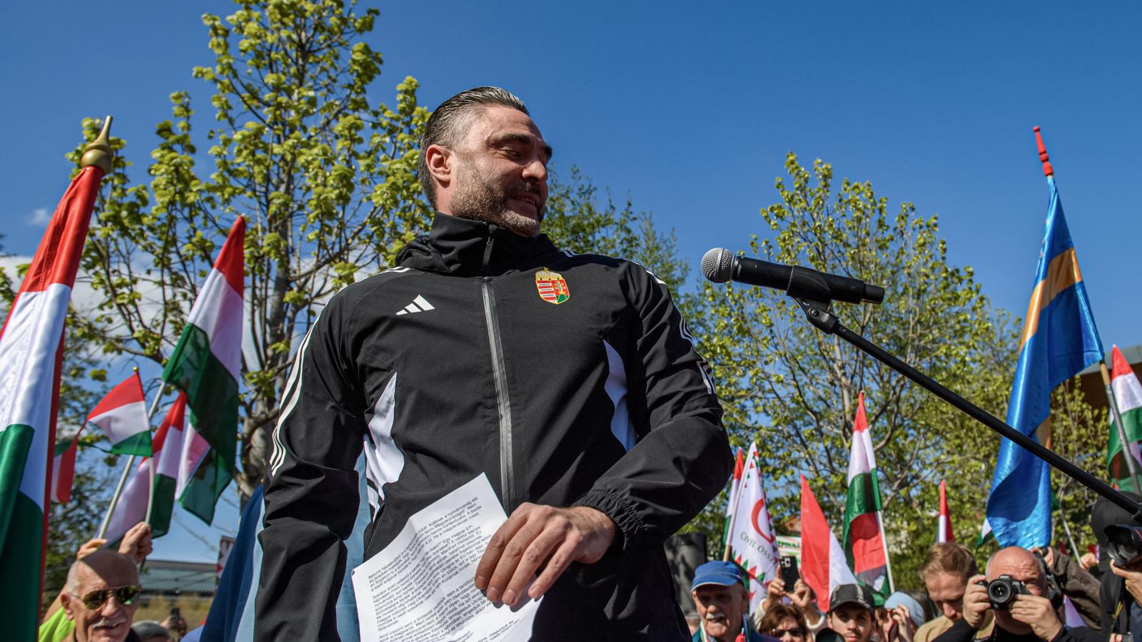 Apáti Bence a CÖF tüntetésén a Millenárison április 12-én 