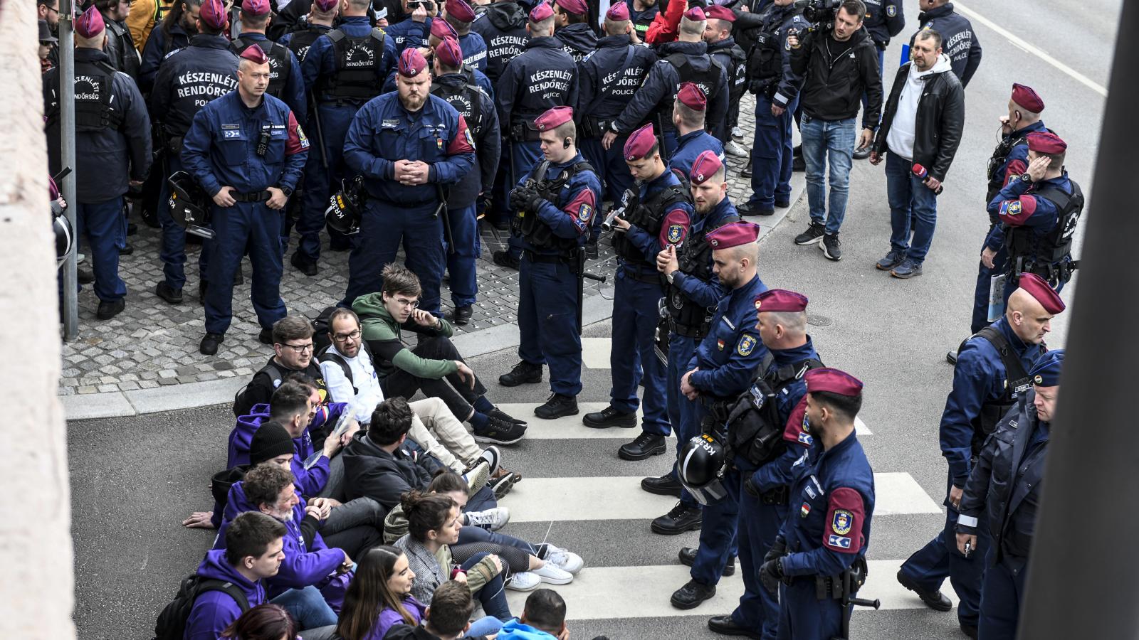 A Momentum aktivistáinak blokádja a Lánchídnál április 14-én