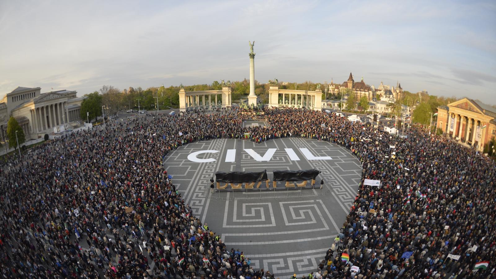 Az első nagy megmozdulásuk 2017. április 12-én a Hősök terén volt, ahol a Közép-európai Egyetem (CEU) és a civil szervezetek mellett demonstráltak