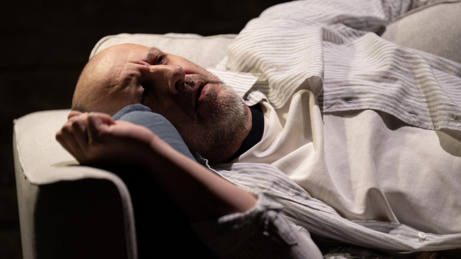 Endrődy Krisztián Pétere szeretne megfelelni, bizonyítani, szeretni – ám ezek csak egyre távolodó önmaga vágyai