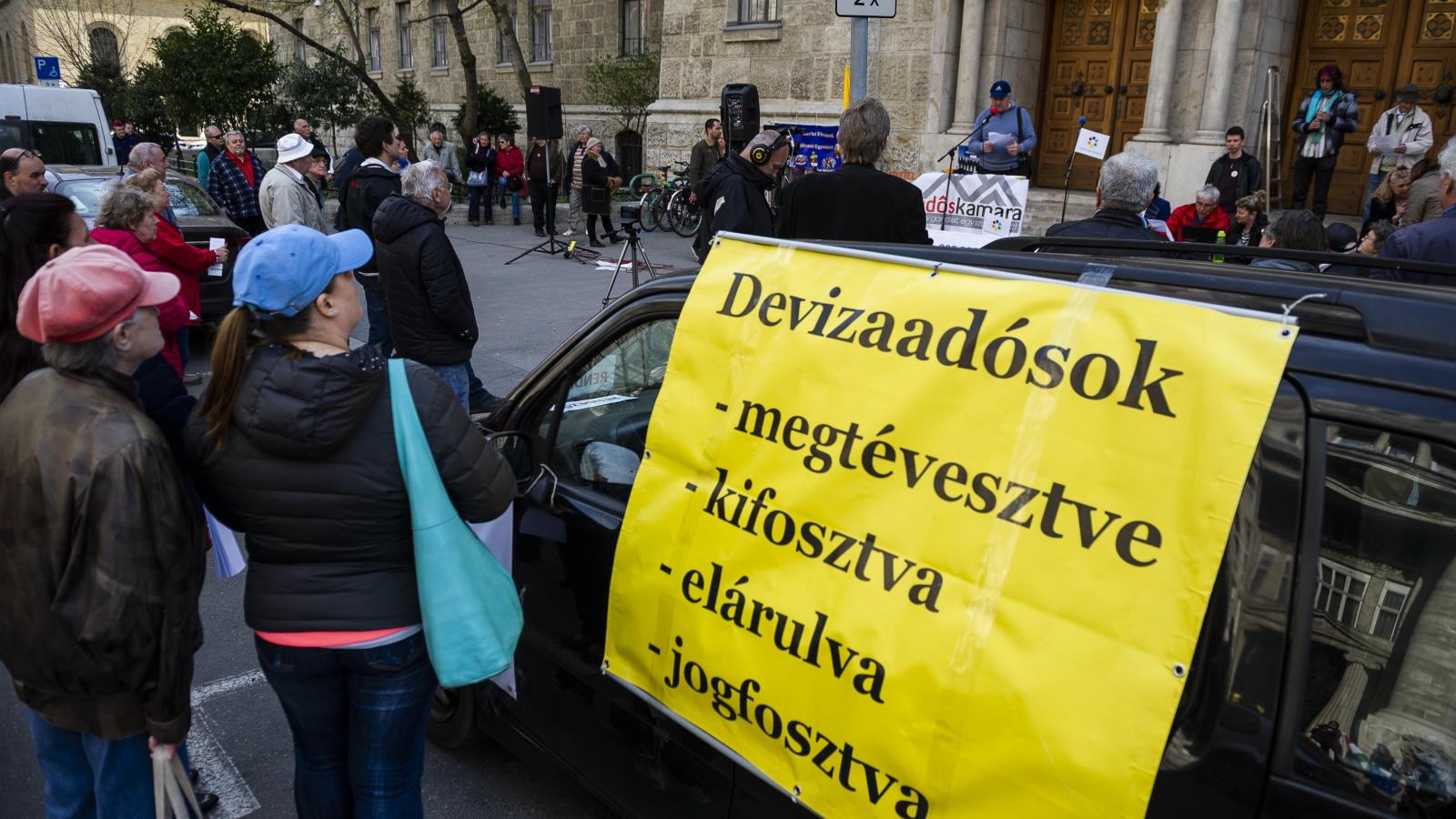 Devizahitelesek demonstrációja a Kúria előtt 2019. március 29-én 