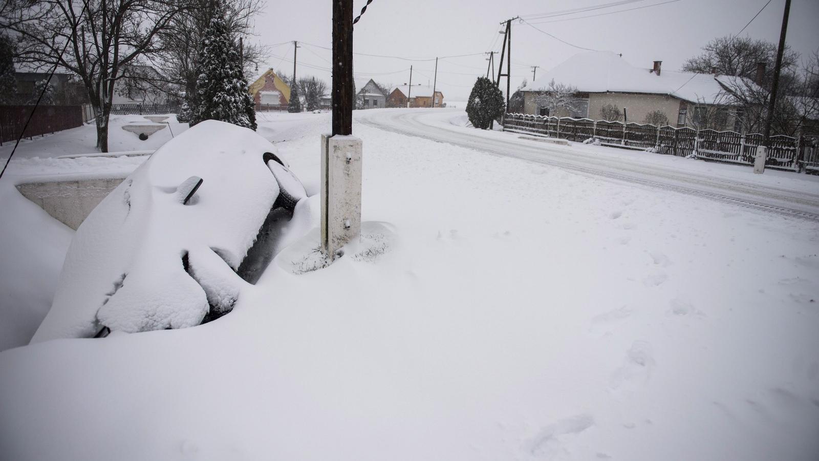 Árokba csúszott, behavazott autó a Baranya megyei Páprádon 2014. december 28-án. MTI Fotó: Sóki Tamás