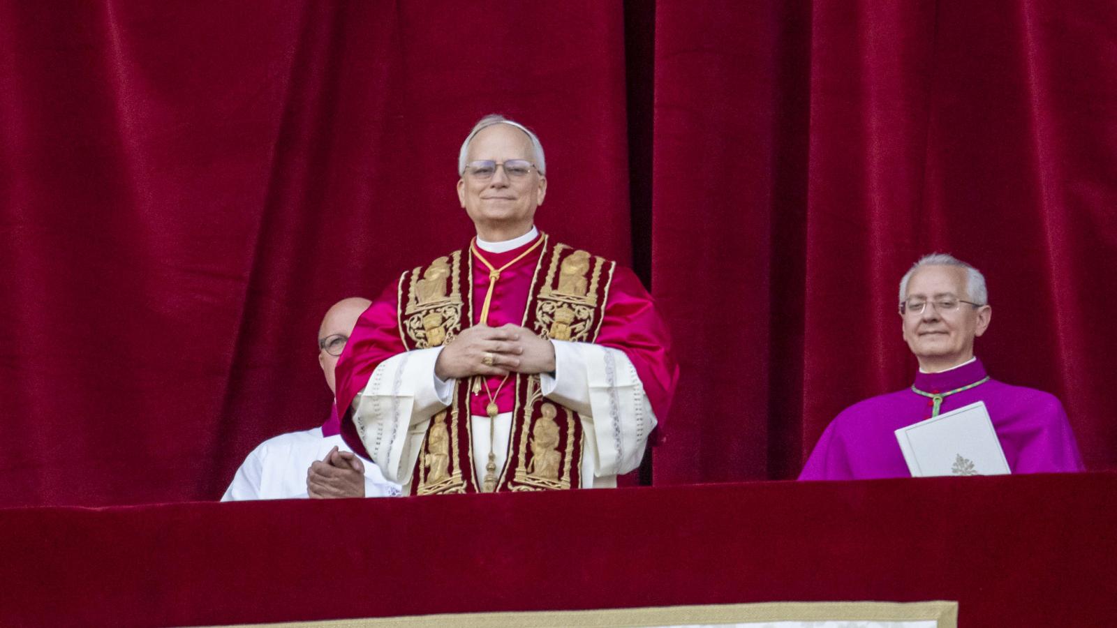 XIV. Leó várhatóan jobban ragaszkodik a tradíciókhoz, mint Ferenc. Miközben tradicionális öltözéke a konzervatívoknak lehetett jelzés, maga a beszéd a progresszívek számára jelenthet reményt