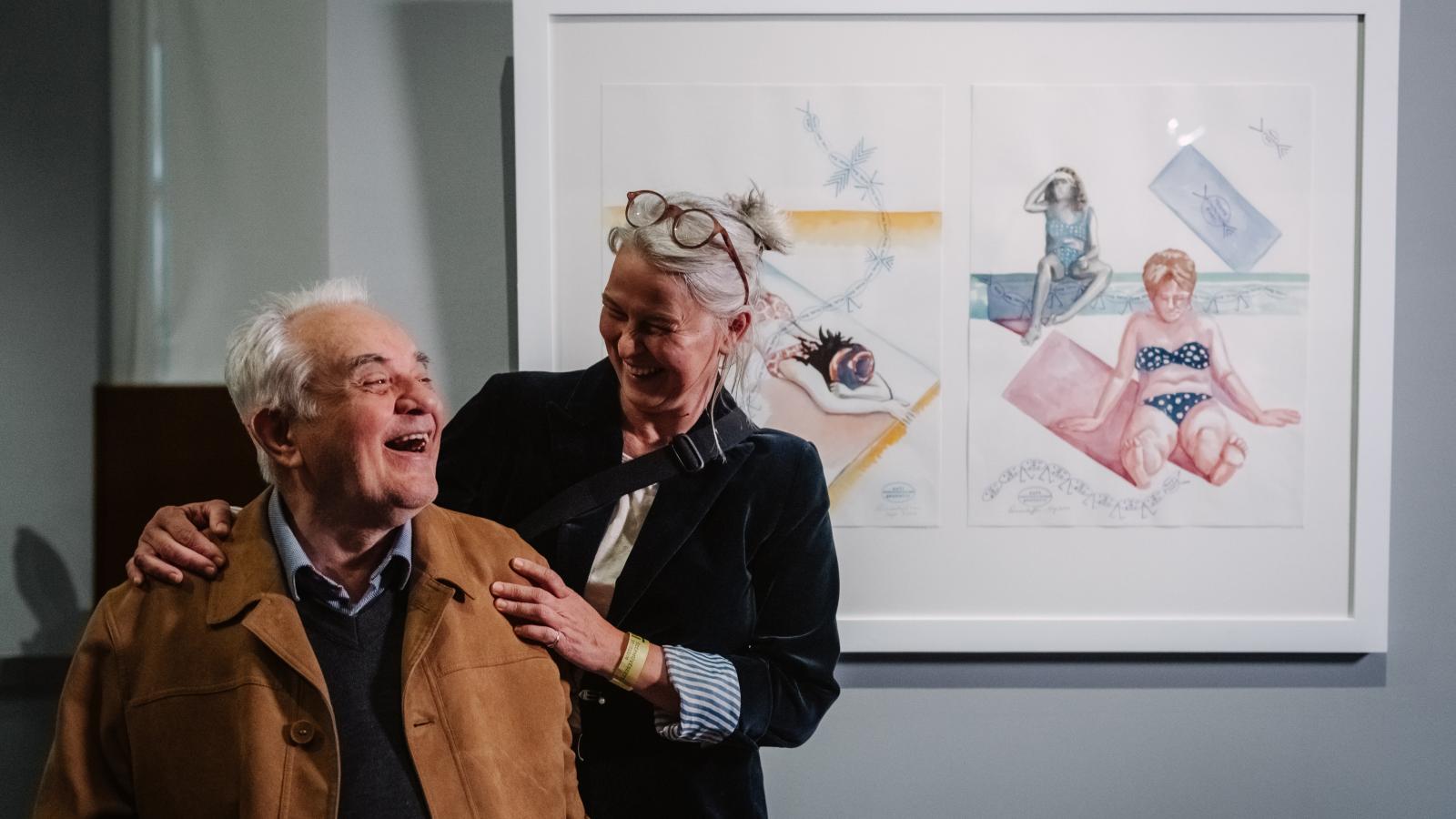 Perneczky Géza és Aknai Katalin a művész egyik akvarellje előt