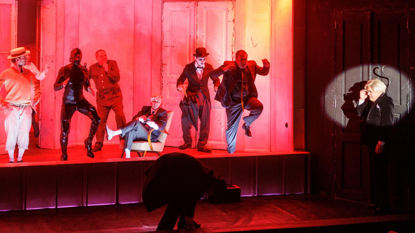 Van, amikor azt érezhetjük, hogy egy nevettető kabarét nézünk, máskor pedig könnyeket előcsaló drámát