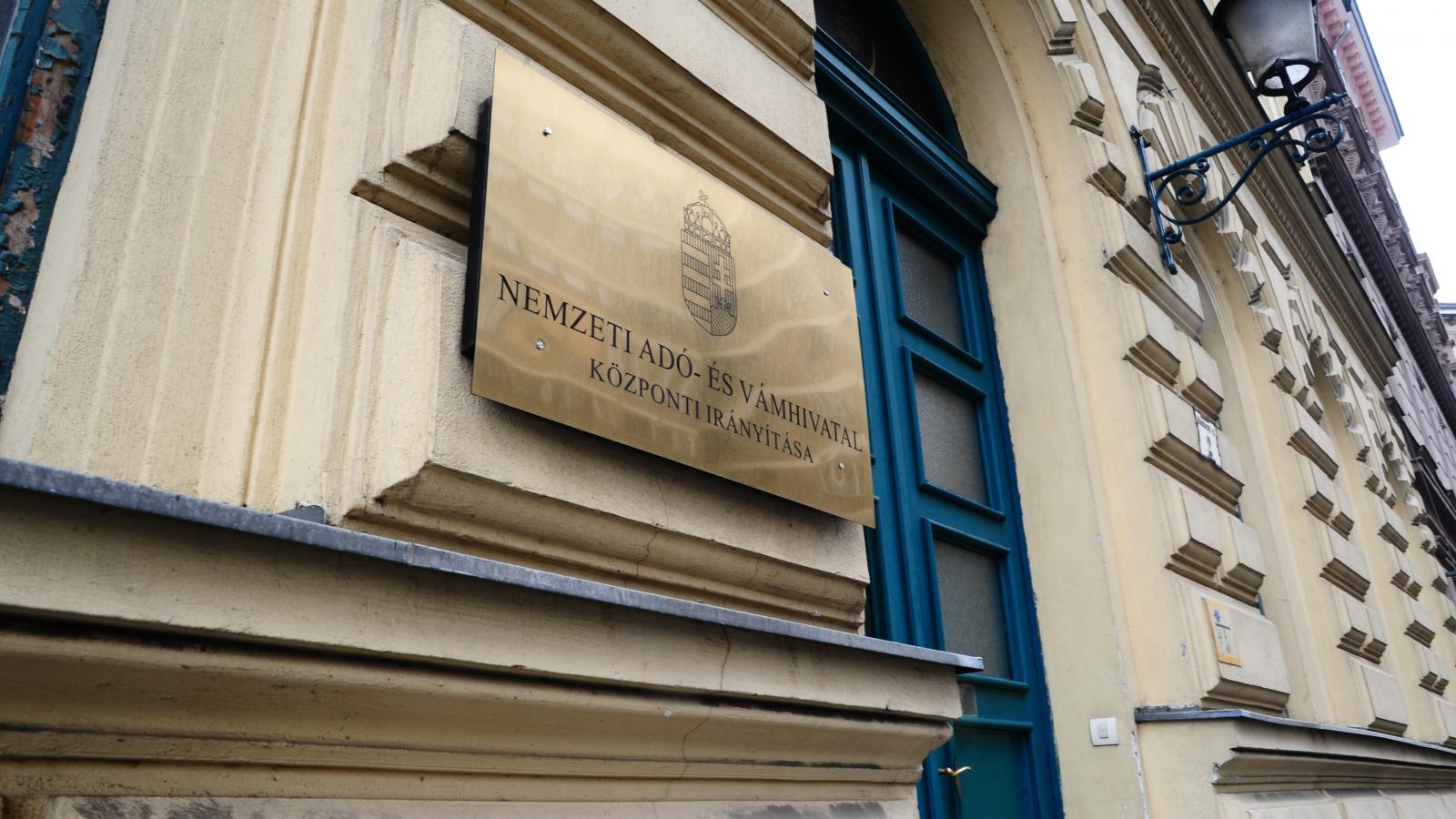 Jövőre a magánszemélyeknél az ideinél tízszer nagyobb adótartozás kell a feketelistára kerüléshez