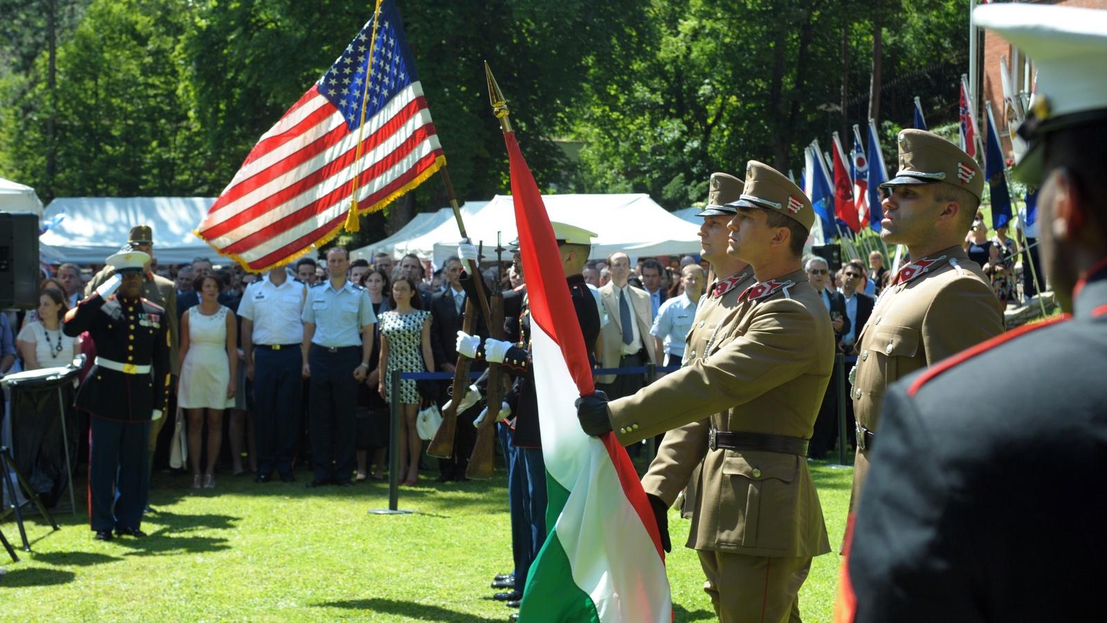 A függetlenség napját ünneplik nyáron az amerikai rezidencia kertjében FOTÓ: NÉPSZAVA