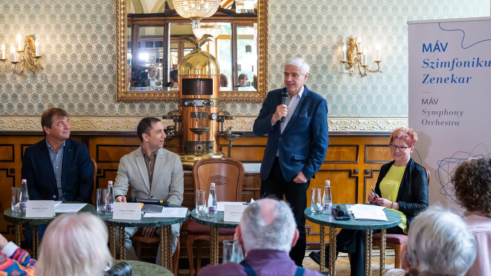 Lendvai György, a zenekar igazgatója ismertette a jövő évi programot