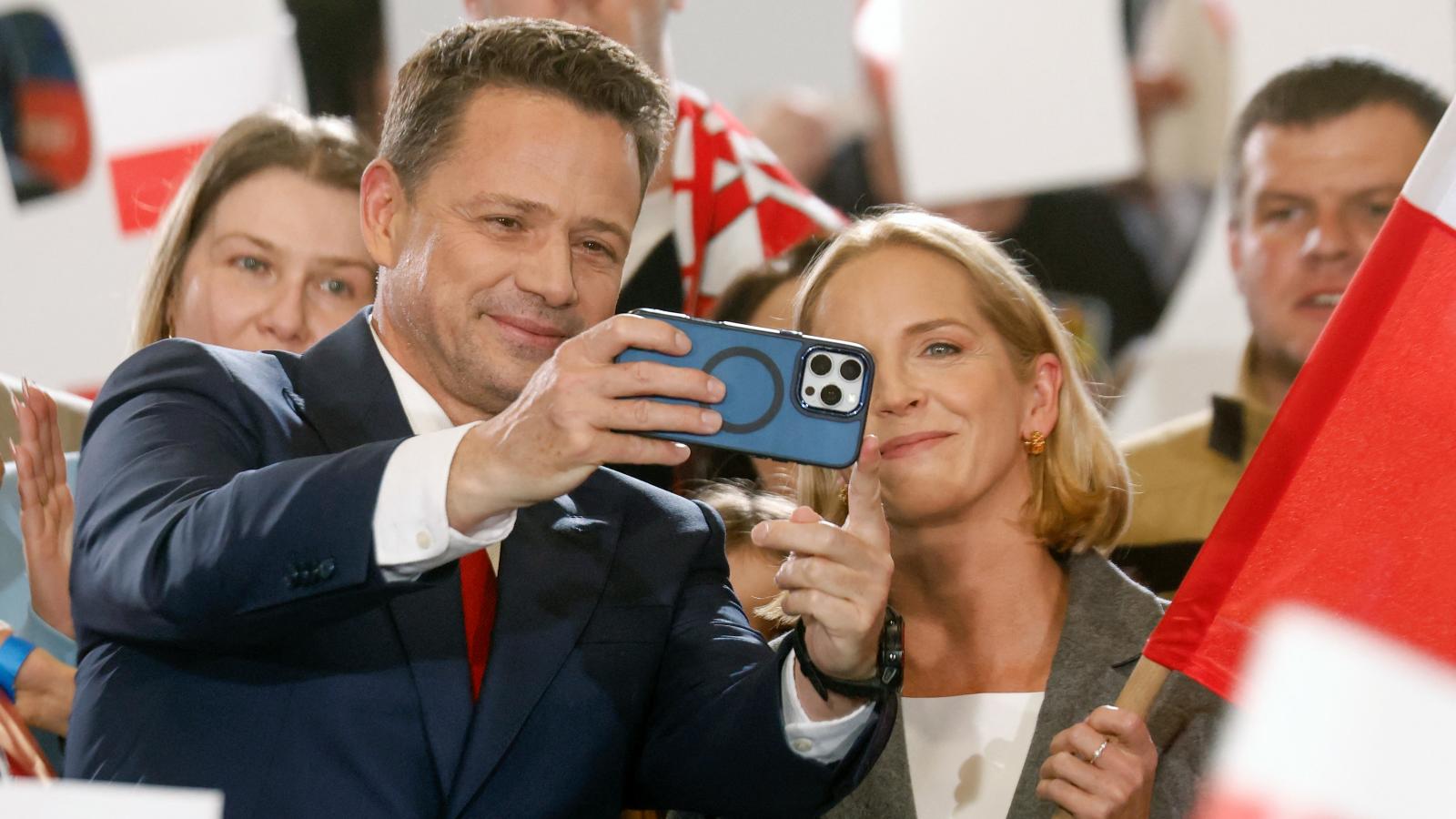 Rafal Trzaskowski látszólag boldog, de ennél nyilvánvalóan nagyobb fölényre számított