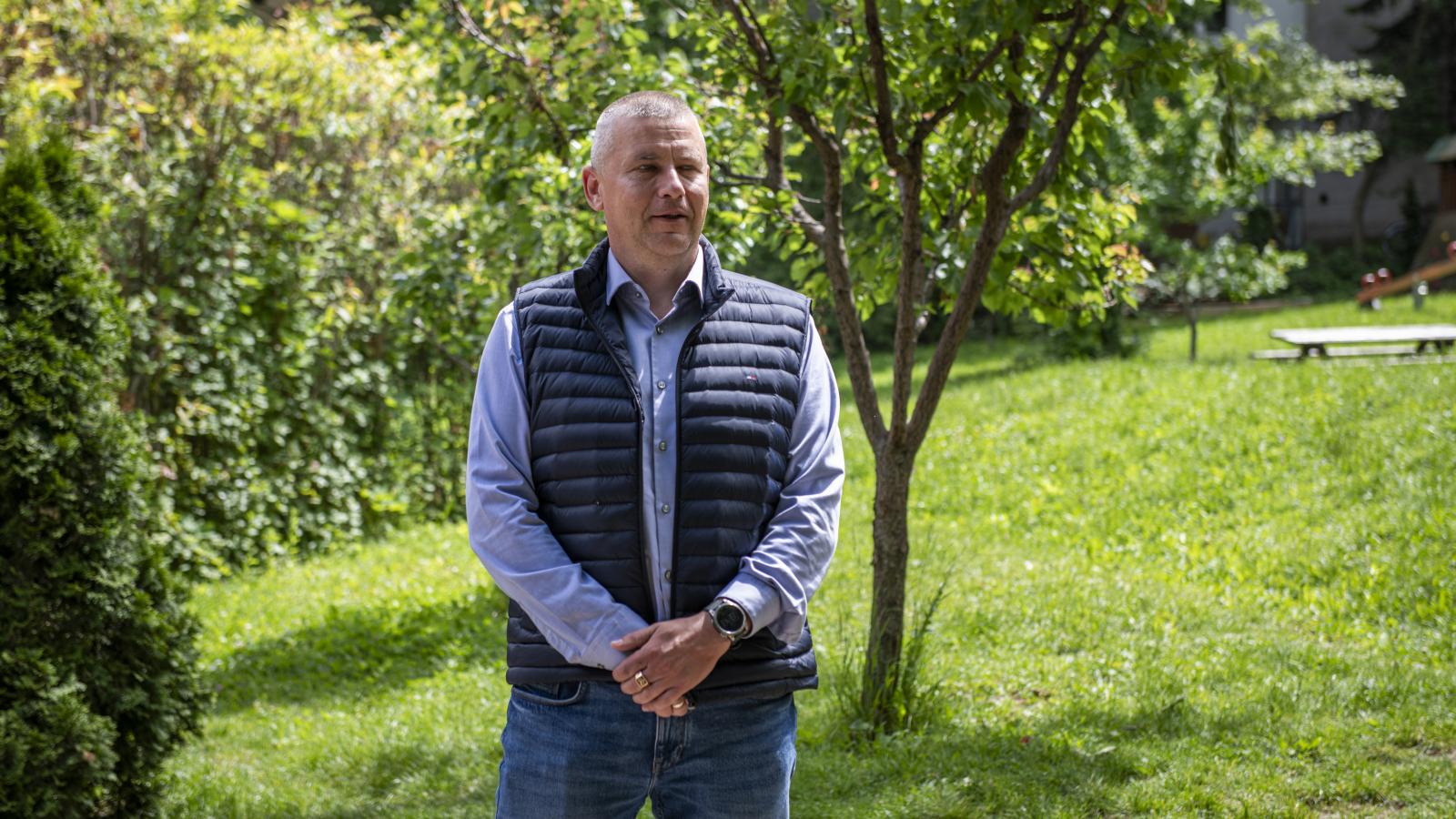 Ruszin-Szendi Romulusz a Bolyai Farkas Gyermekotthoni Központ előtt május 26-án 