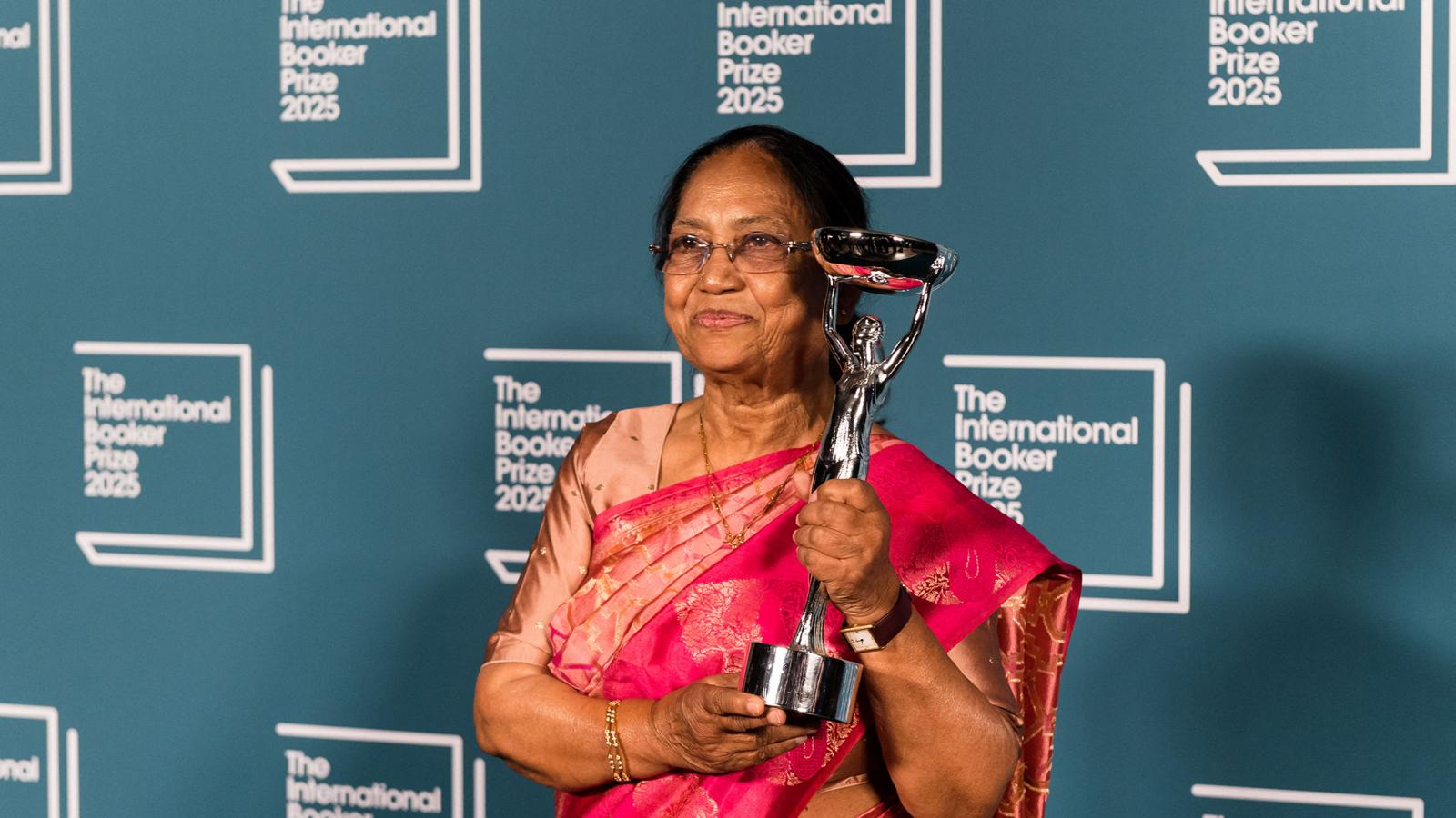 Banu Mushtaq a dupla első – először kapta a díjat novelláskötet és kannada nyelven írott alkotás