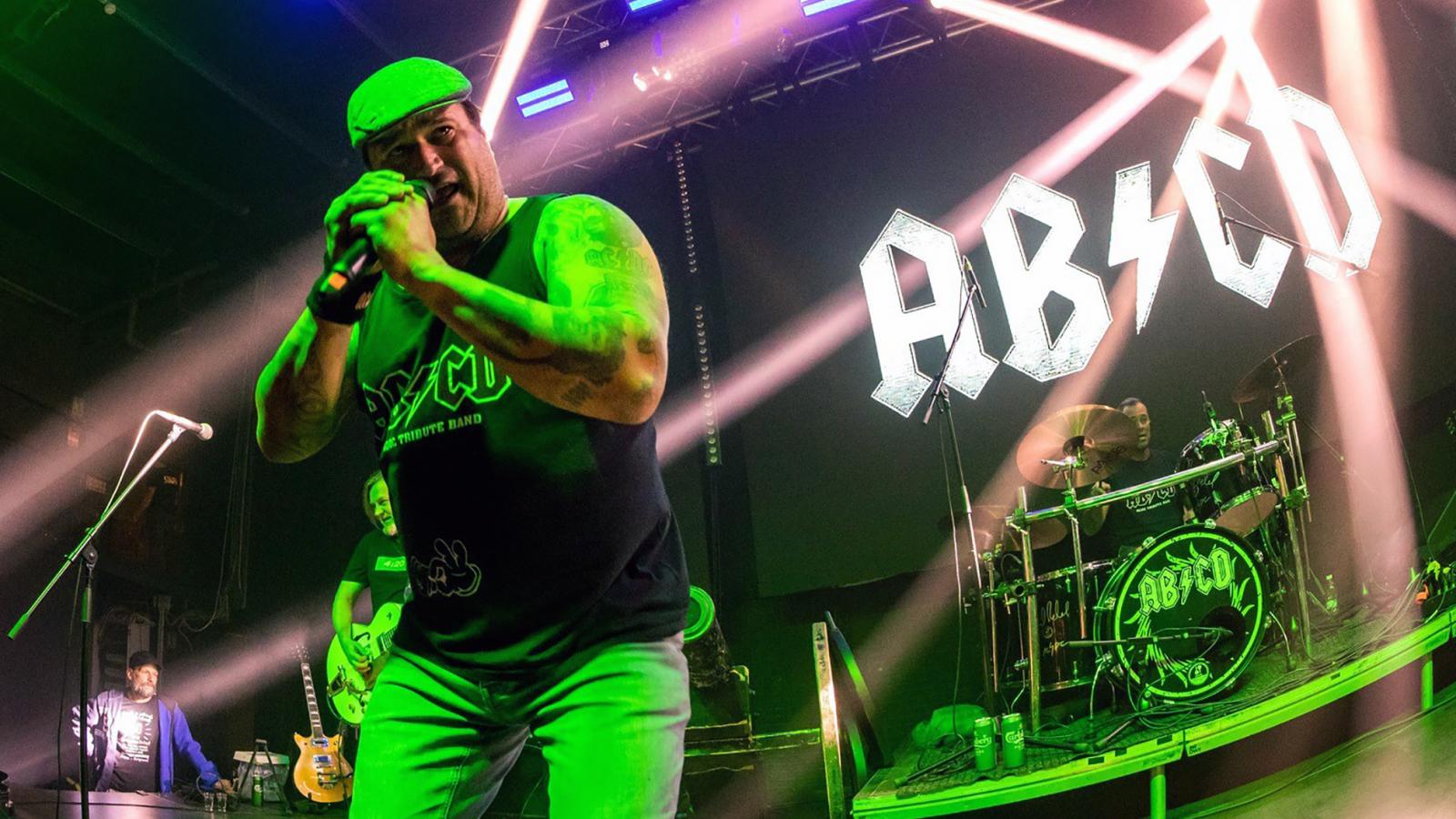 A nevet gyakran szójátékból vagy egy a zenekarhoz köthető kifejezésből kölcsönzik az előadók. Így létezhet például az AC/DC-ből kinőtt AB/CD