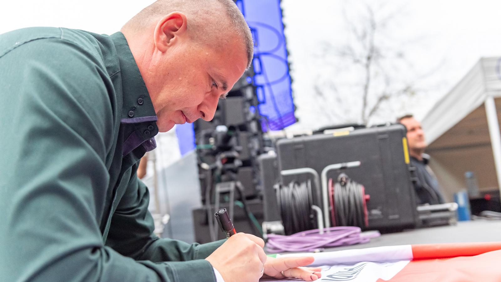 A volt vezérkari főnök a Tisza Párt aláírásgyűjtésén. Célponttá vált