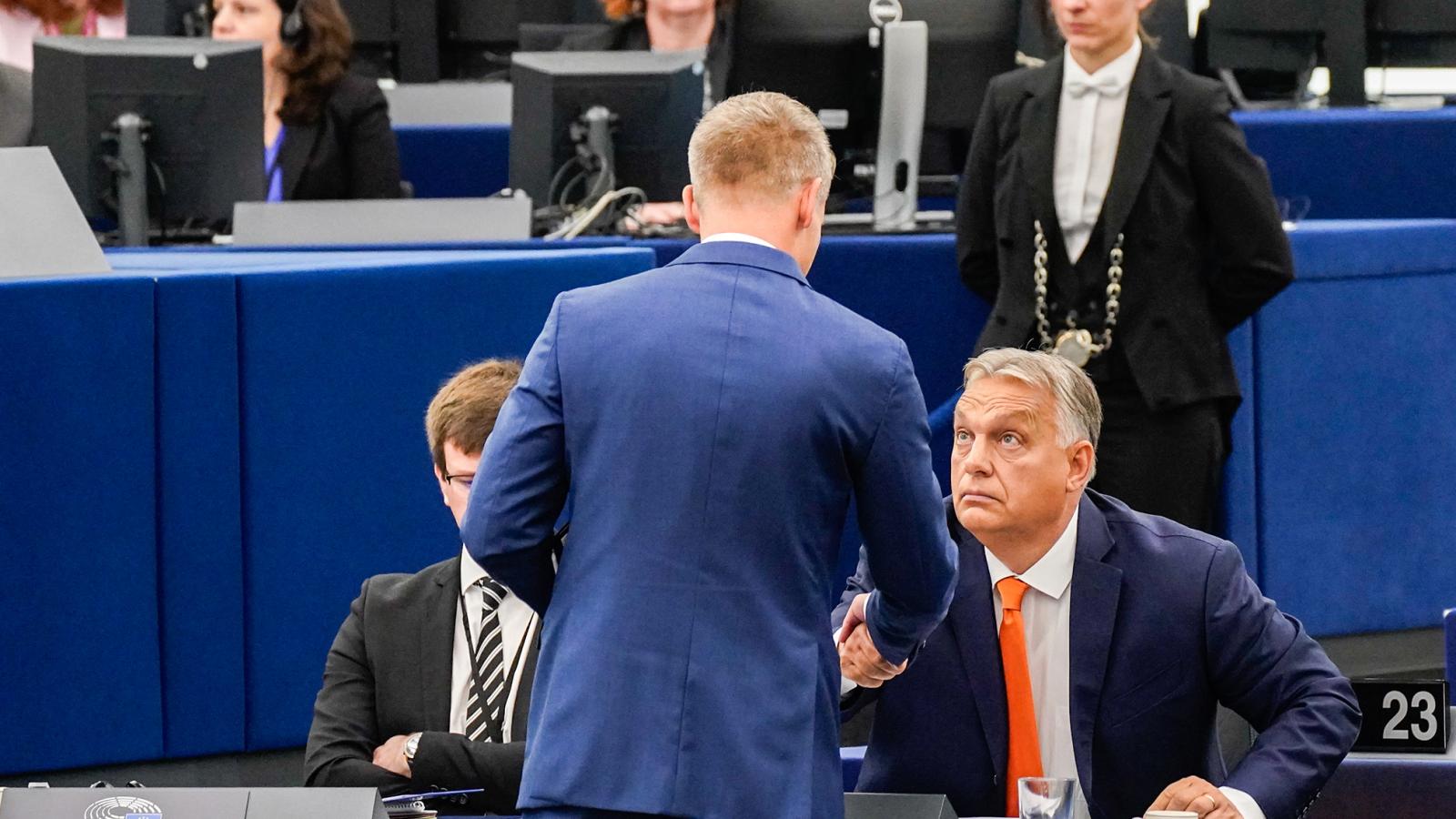 Kikényszerített kézfogás. Magyar Péter és Orbán Viktor az Európai Parlamentben