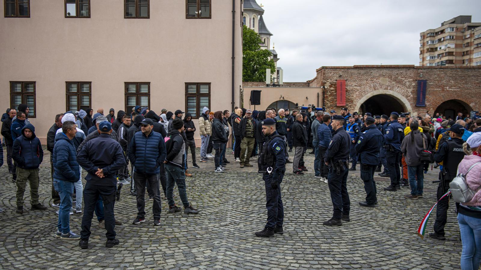 Magyar Péter ellen demonstráló tüntetők Nagyváradon május 24-én