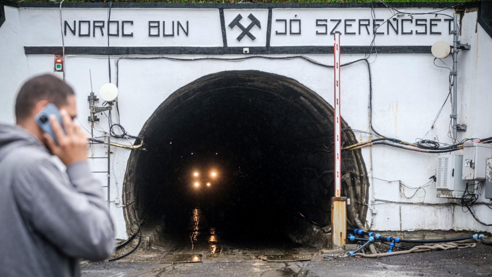 A vízzel elöntött parajdi sóbánya bejárata 2025. május 28-án