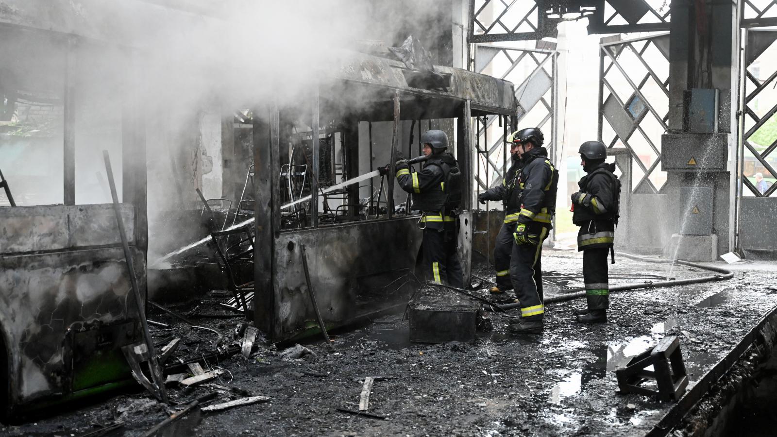 Ukrán tűzoltók dolgoznak a 2025. május 30-i harkovi dróncsapás után.