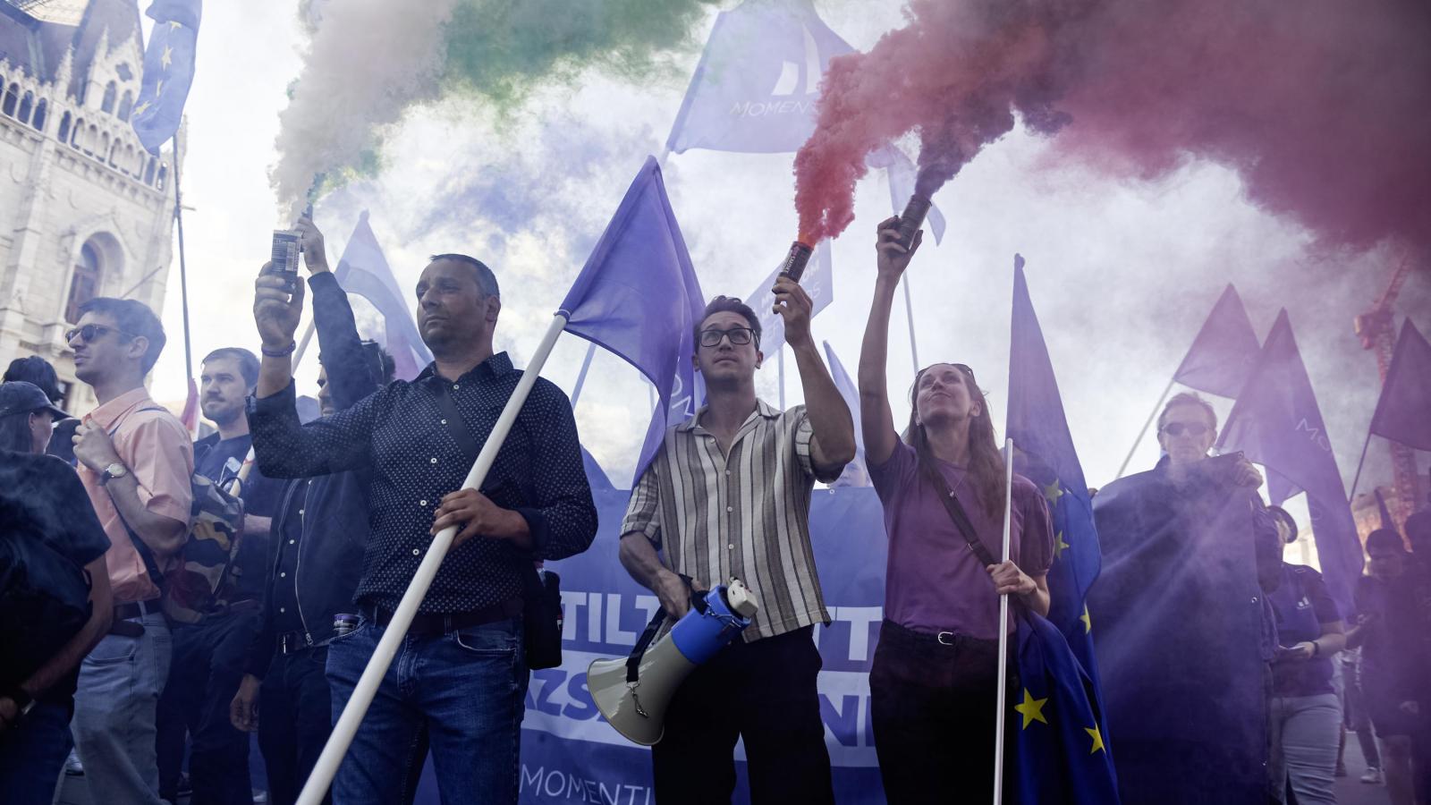 Füstgyertyázó momentumosok egy korábbi tüntetésen