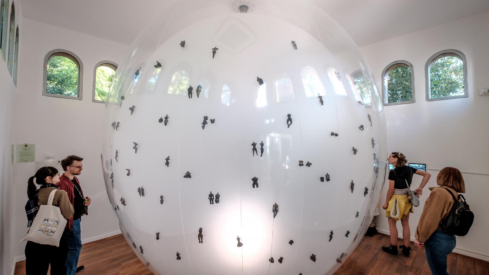 A 30 millió éve a pavilon alatt című munka az építmény területének ősi történetét idézi meg fiktív módon