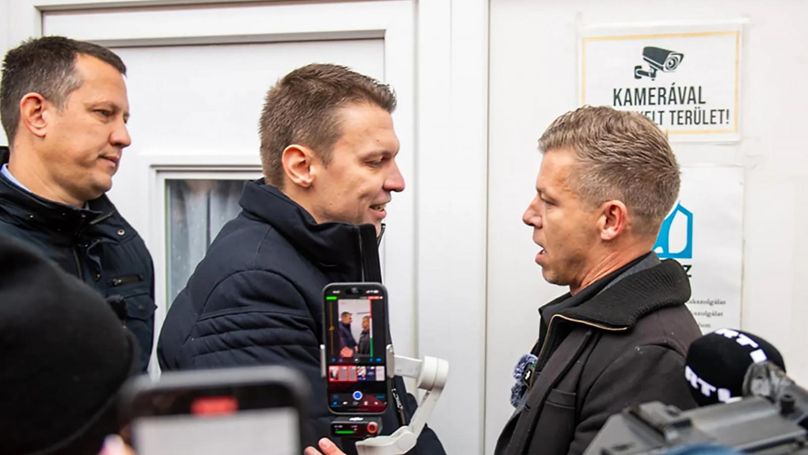 Menczer Tamás (középen) útját állta a gyermekotthonba ajándékokkal érkező Magyar Péternek (jobbra)