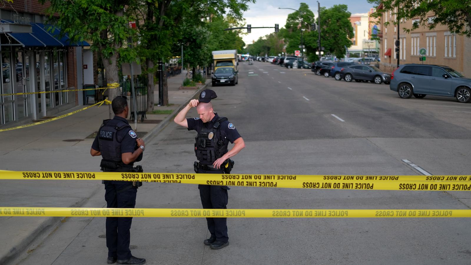Rendőrök a coloradói Boulderben elkövetett támadás helyszínén 2025. június 1-én