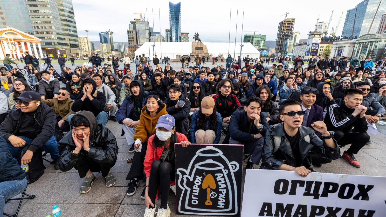 Oyun-Erdene Luvsannamsrai, Mongólia miniszterelnök lemondásáért tüntetnek 2025. május 20-án