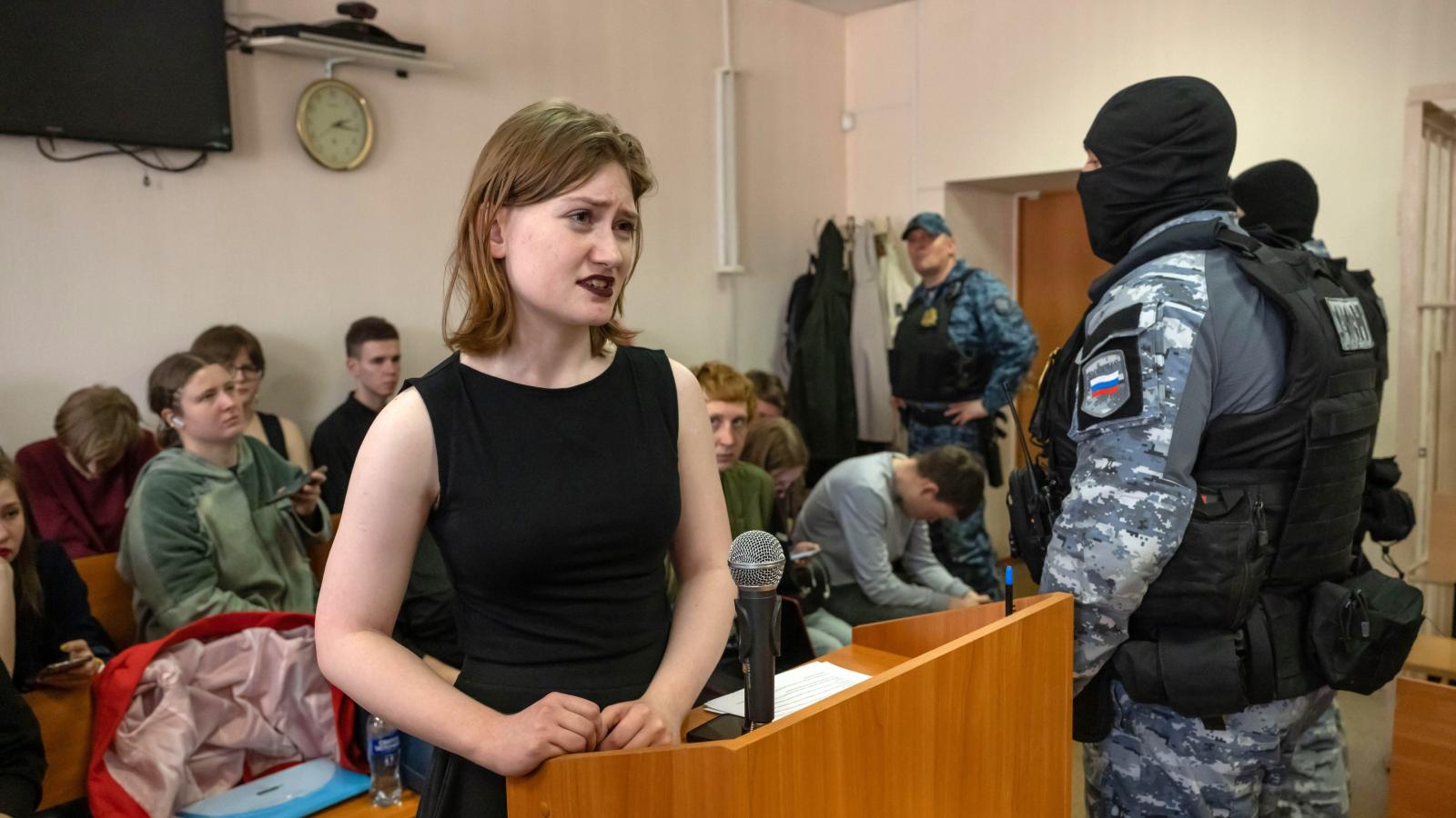 Darja Kozirevát azért vették őrizetbe, mert – úgymond – „sorozatosan hiteltelenítette az orosz fegyveres erőket”