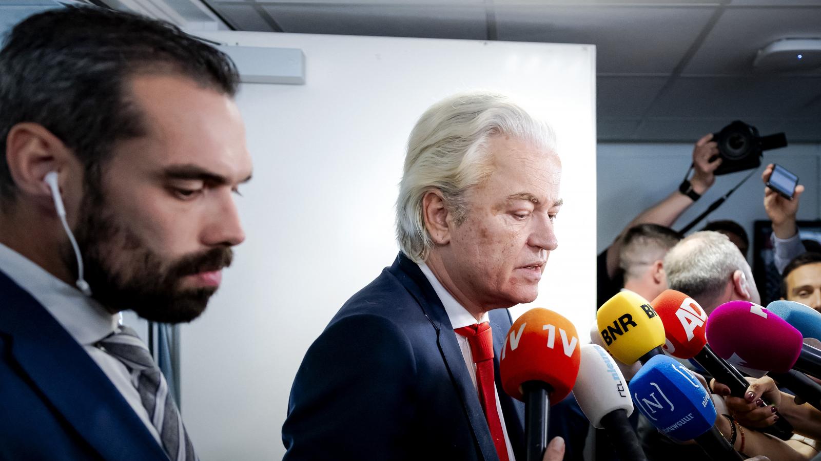 Geert Wilders sajtótájékoztatója az alsóházi koalíciós ülés után Hágában június 3-án