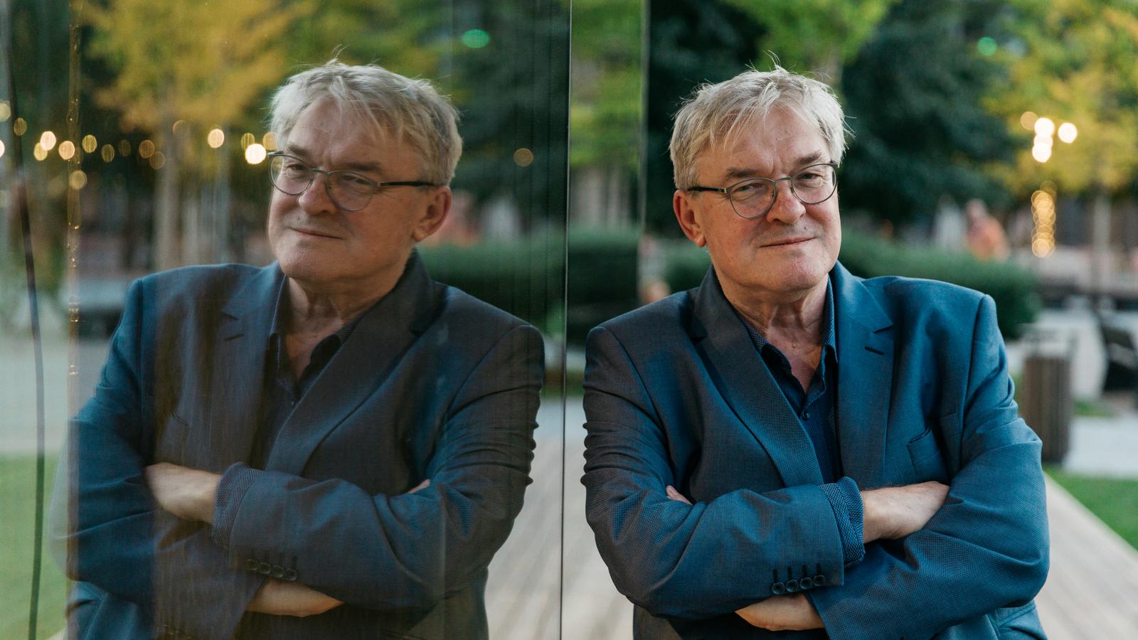 Interjúiban a szerző is utalt arra, hogy az értelmiség – és a magyar társadalom – jelentős része lelkileg-szellemileg mennyire felkészületlen volt a rendszerváltásra