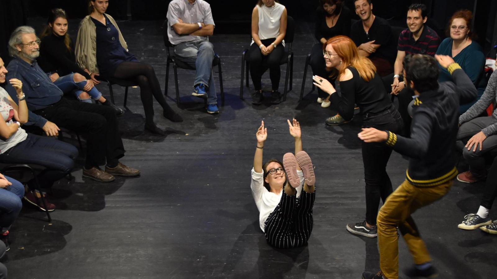 Közjáték a színpadon és a valóságban a hivatali útvesztőkben