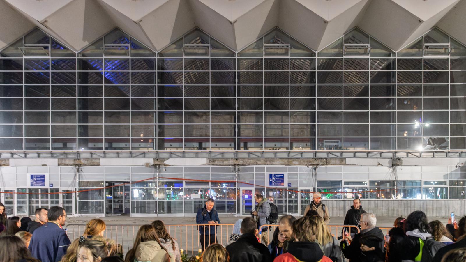 Demonstrálók az újvidéki vasútállomás előtt január 31-én