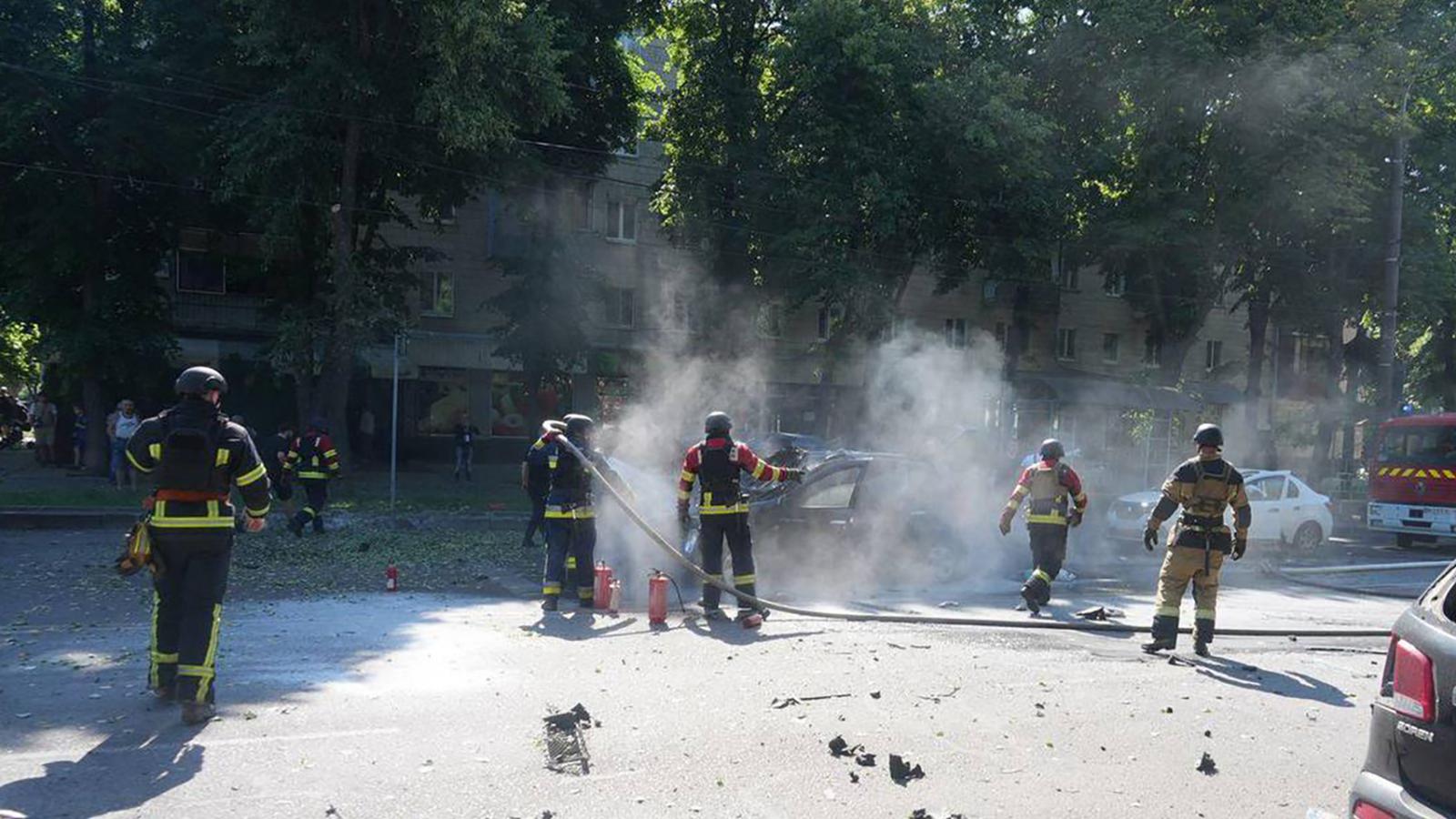 Rakétatámadásban kigyulladt autó oltása Szumi ban június 3-án 