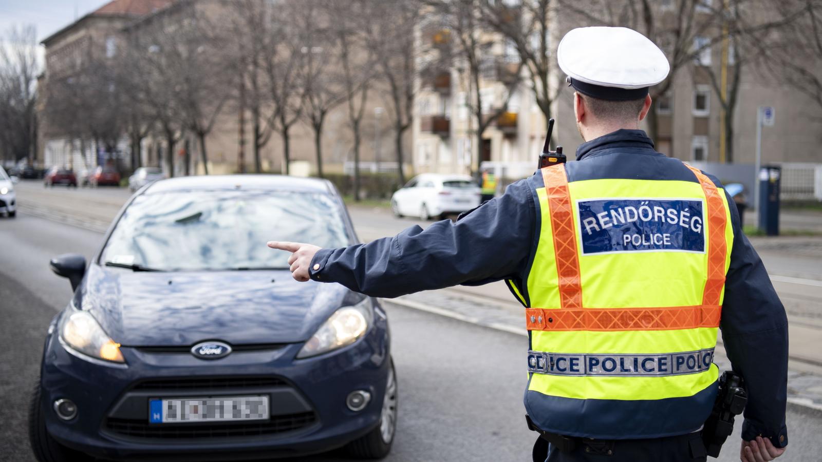 Tizenegy keresett személyt és egy ittas sofőrt kaptak el a rendőrök
