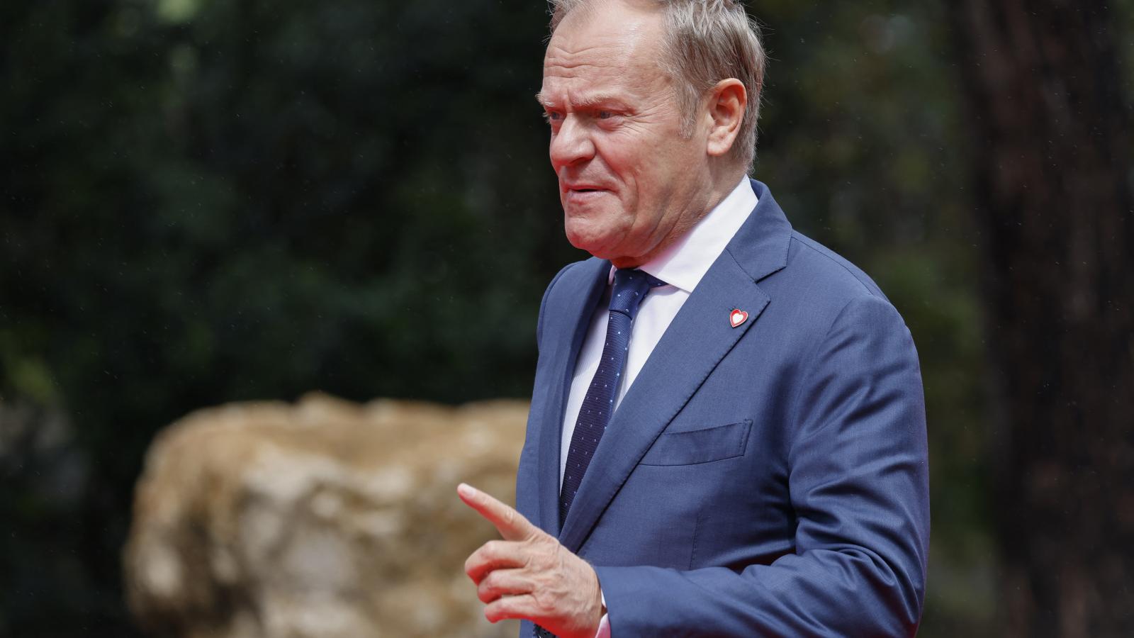 A Donald Tusk vezette kormány lehetséges stratégiájának egyik eleme a jobboldal diktálta nacionalista narratíva legalább részleges elfogadása