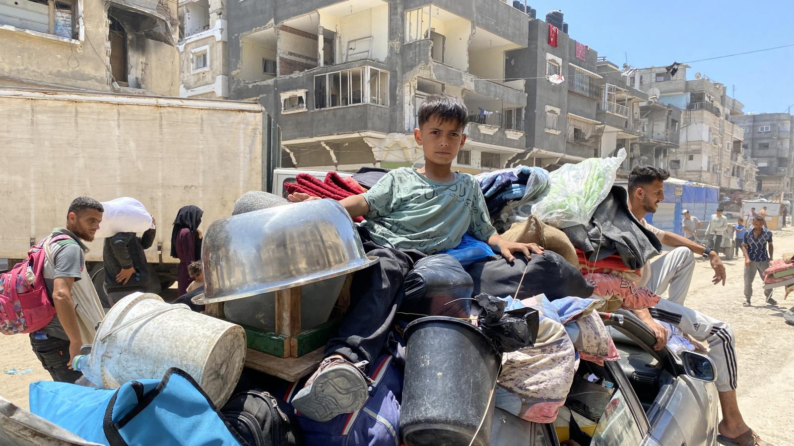 Menekülő család úton al-Mawasi felé június 3-án 