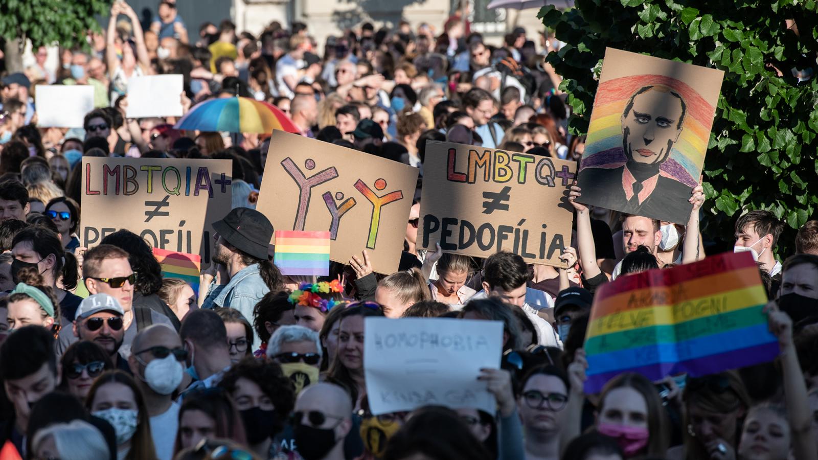 Tüntetés az LMBTQI-ellenes törvény ellen 2021. június 14-én Budapesten a Kossuth téren