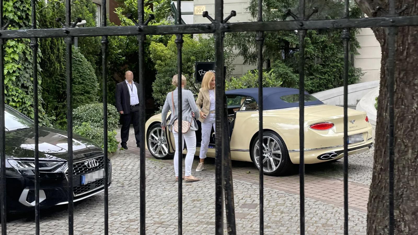 Várkonyi Andrea egymilliós nadrágban, 120 milliós autóval. Sokaknak sok