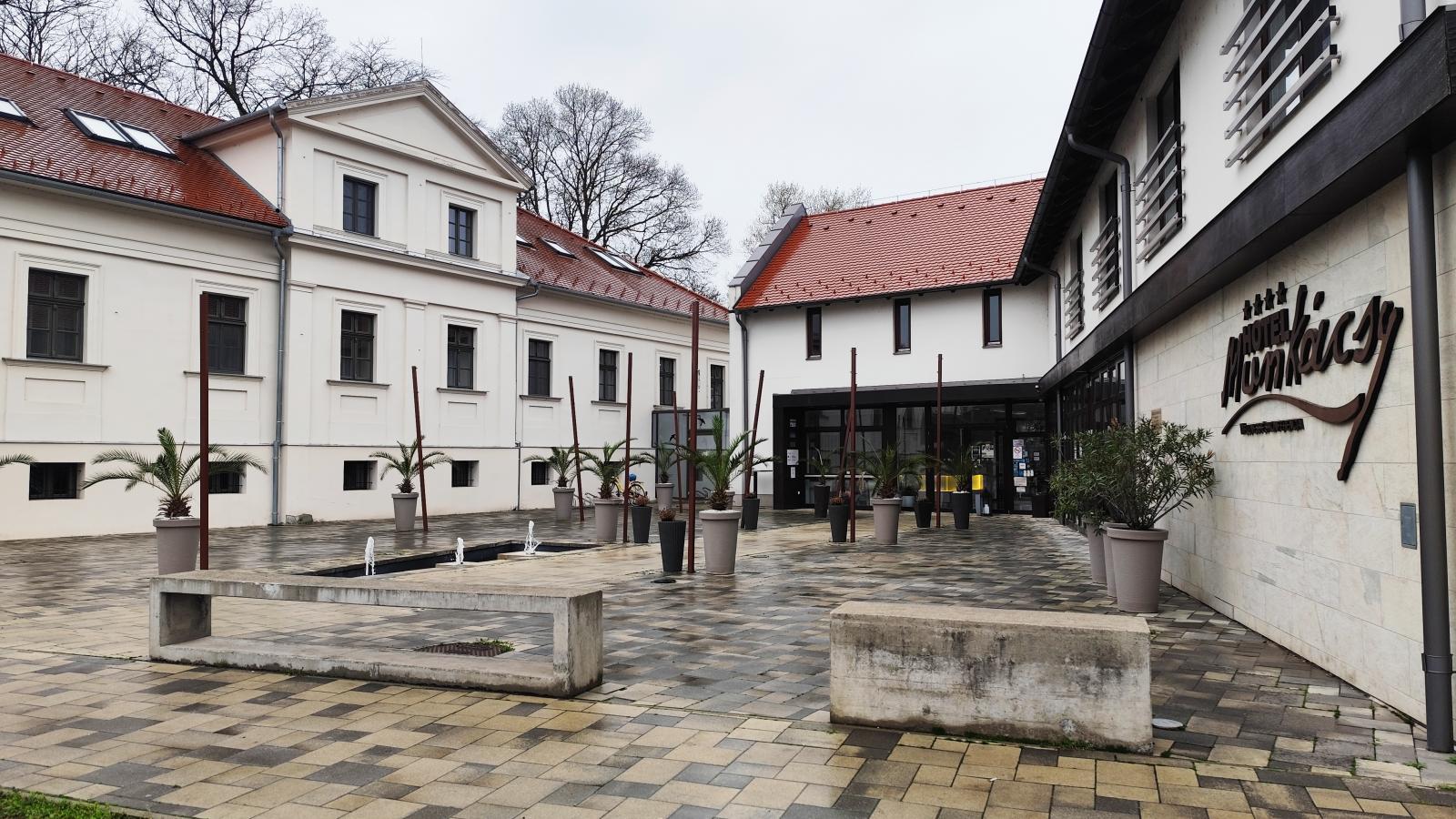 Békéscsaba
négycsillagos
szállodája, a
futballstadion
mellett található
Munkácsy Hotel,
ahol 2023.
augusztus 15-én
este a végzetes
verekedés és
késelés történt