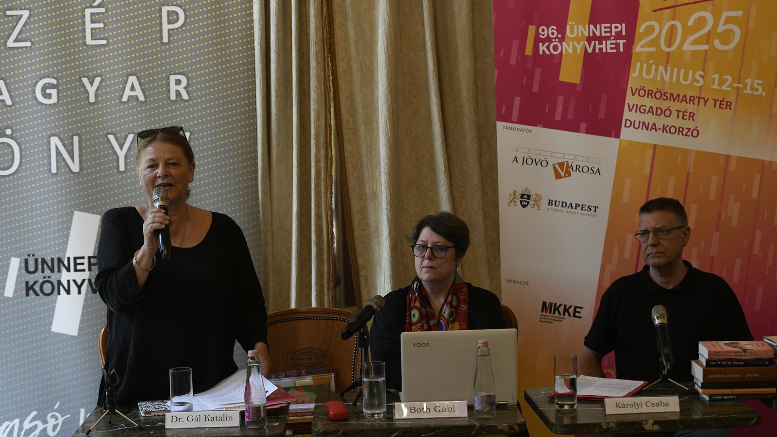 Dr. Gál Katalin, Both Gabriella
és Károlyi Csaba a könyvhét sajtótájékoztatóján