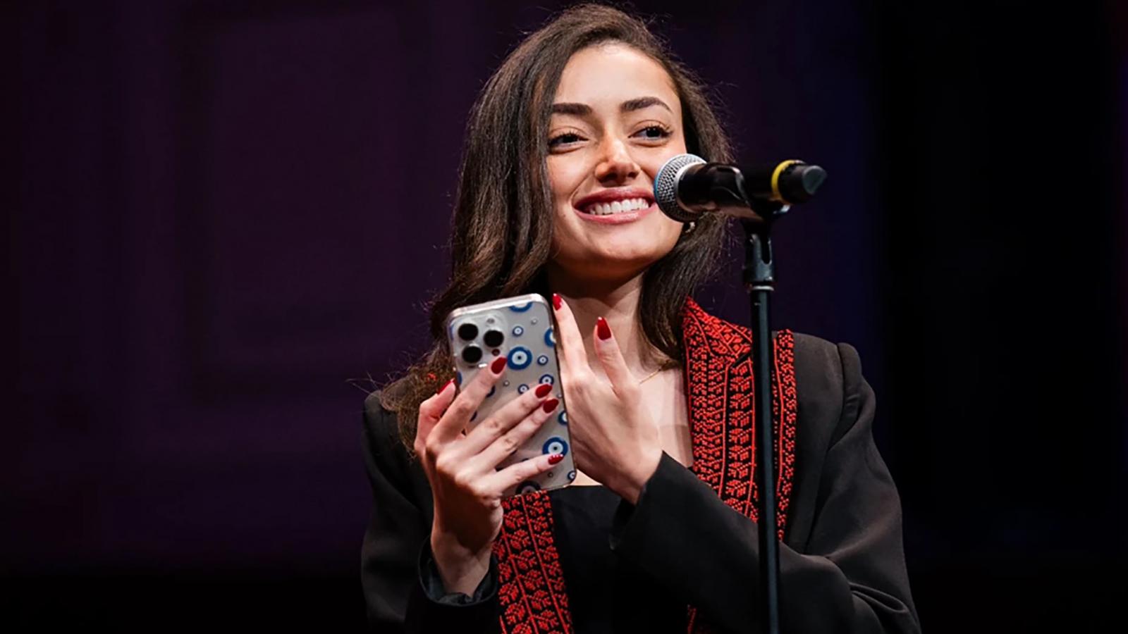 A palesztin költőnő, Plestia Alaqad érzékenyíteni kívánta a közönséget