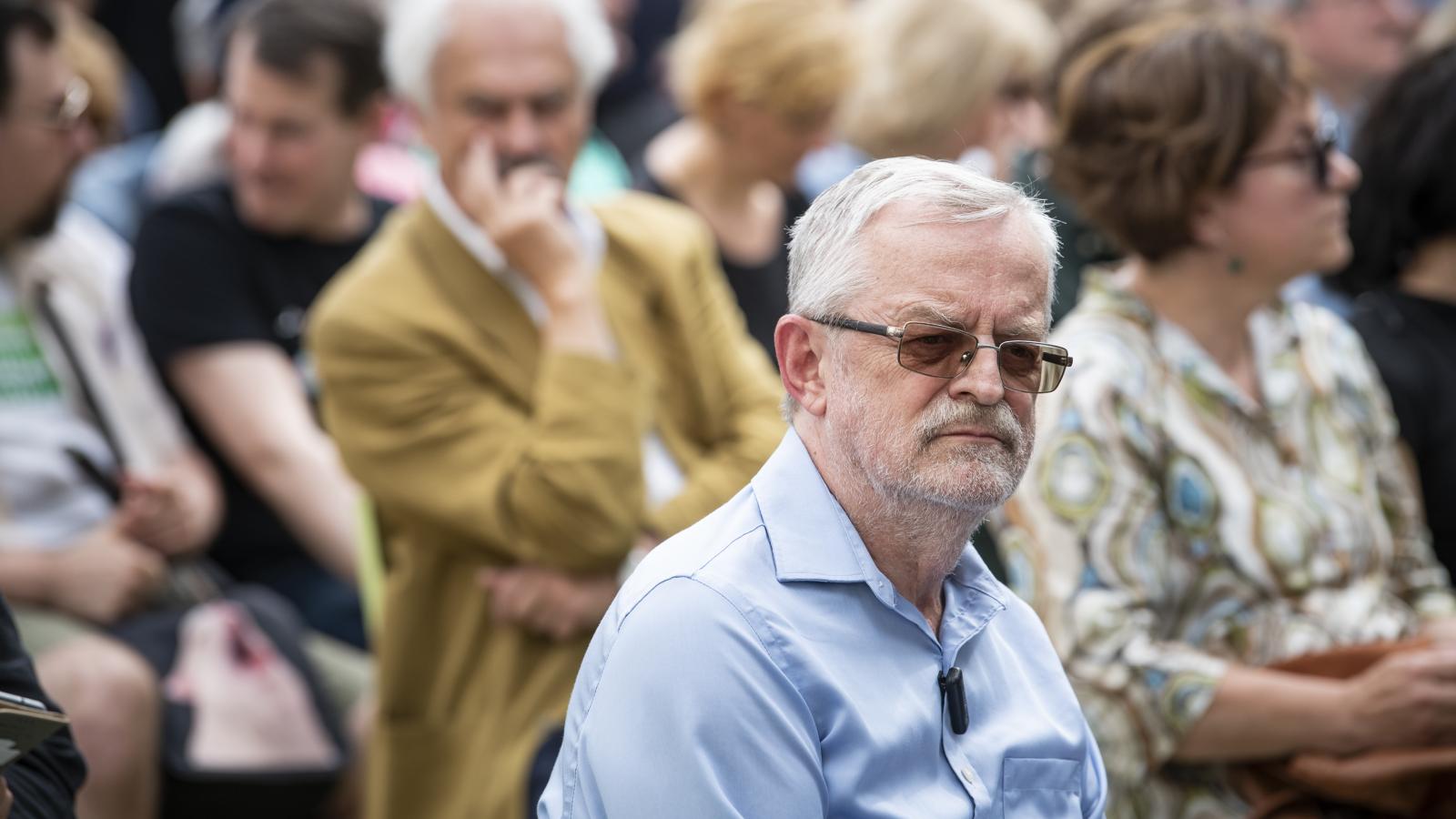 Margócsy István irodalomtörténész több tanulmányban is elemzi a Petőfi-mű bonyolult szakmai, társadalmi, politikai utóéletének lényegi tendenciáit, a bennük tetten érhető ellentmondásokat. Azokat, melyek abból fakadnak, hogy a kutatás eddigi nagy rendsze