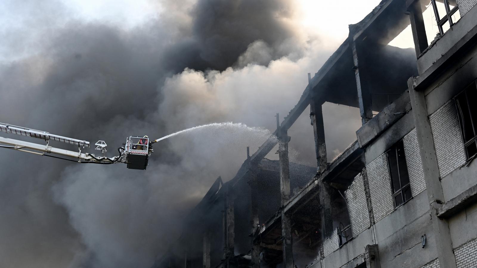 Tűzoltók dolgoznak Harkiv városában 2025. június 7-én kora reggel, miután Oroszország drónokkal és rakétákkal támadta Ukrajnát