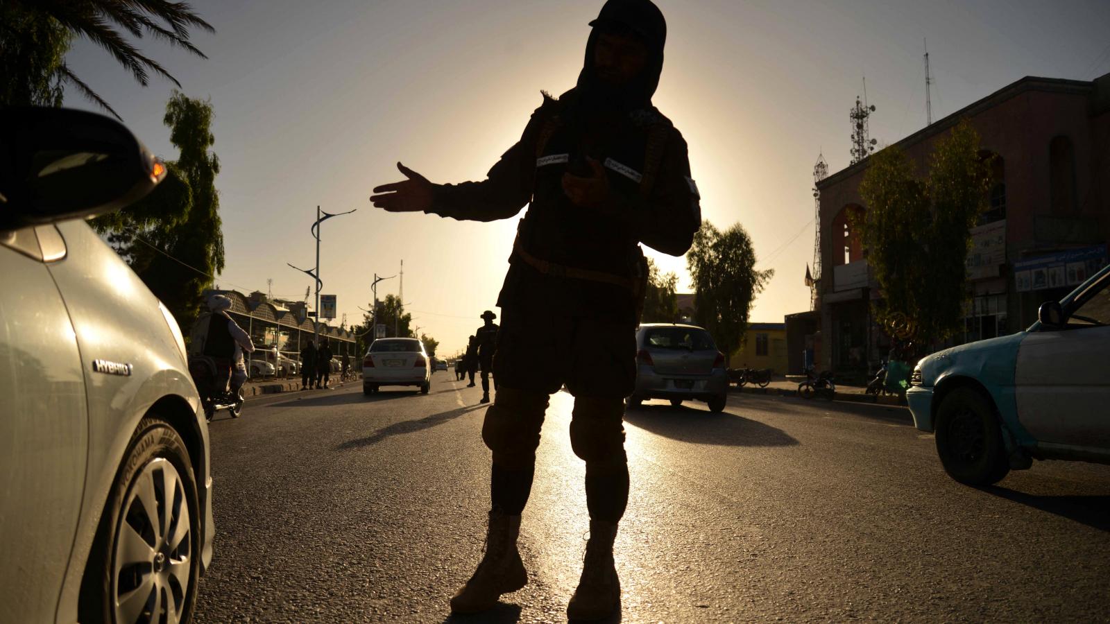 Tálib biztonsági ember egy Kandaharba vezető úton 2025. június 5-én